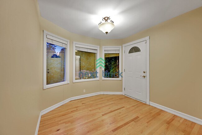 Building Photo - Stunning Bellevue Home for Rent