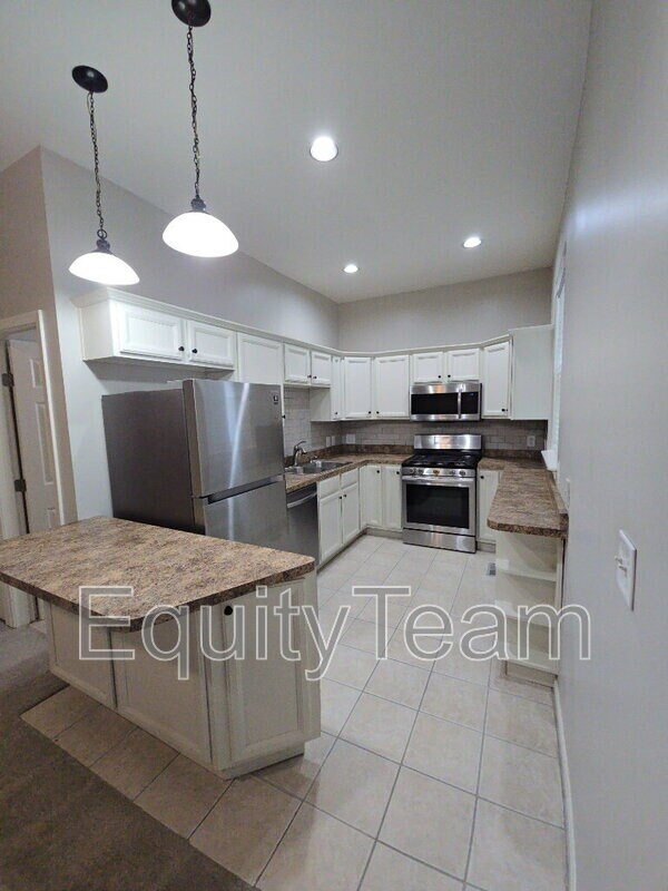 Building Photo - 568 Delta Ave