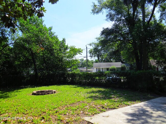Building Photo - 2071 Southampton Rd