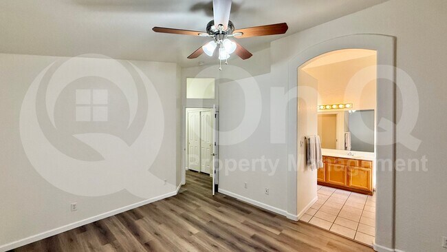Building Photo - 417 E Cantebria Dr