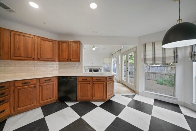 Building Photo - 31 Silver Canyon Pl