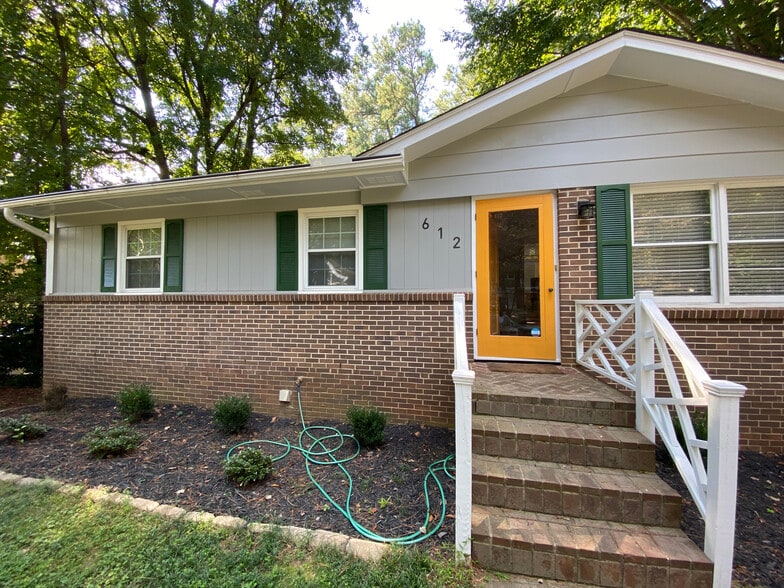 Building Photo - Room in House on Old Farm Rd