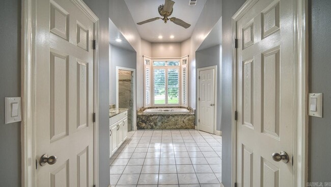 Building Photo - 2213 Doral Dr