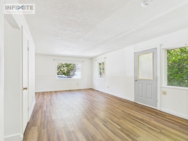 Building Photo - Cute As A Button 3 Bedroom