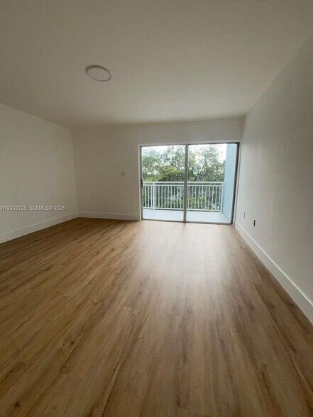 Building Photo - 9357 Fontainebleau Blvd
