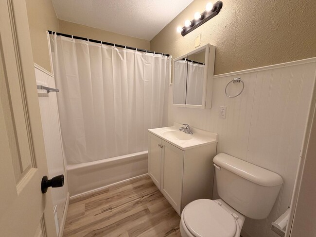 Building Photo - Remodeled 3 Bedroom! $975