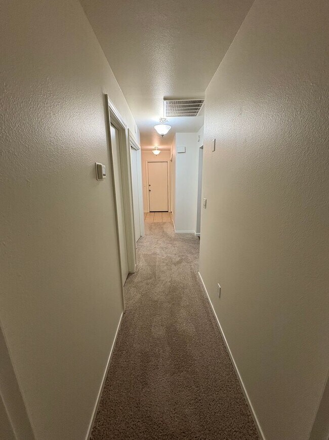 Building Photo - SW Visalia Home Available Now!