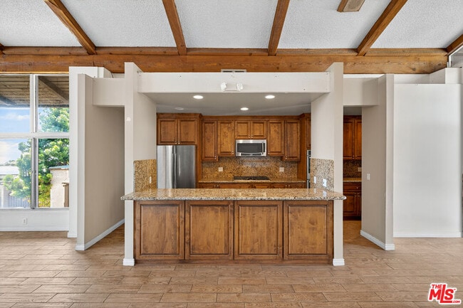 Building Photo - 394 Miraleste Dr