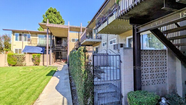 Building Photo - 1850 W Greenleaf Ave
