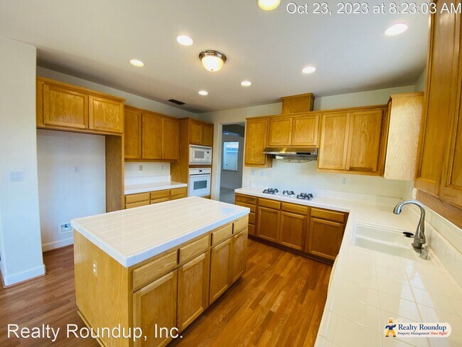 Building Photo - 4 br, 3 bath House - 6230 Ravenna Way