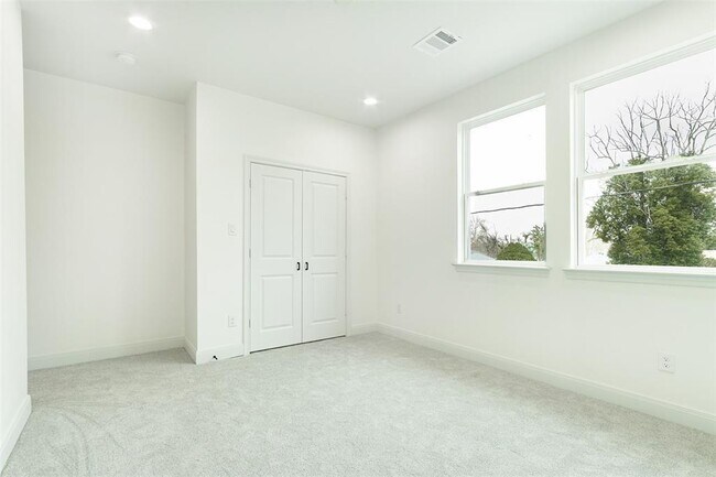 Building Photo - 4006 Bennington St