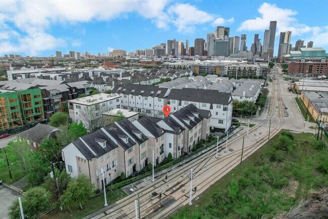 Building Photo - 610 Delano St