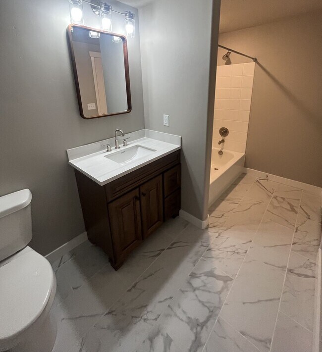 Building Photo - Beautiful 3 Bedroom Townhome in Bluffdale