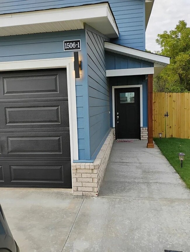 Building Photo - 1506 SW Casuarina Dr