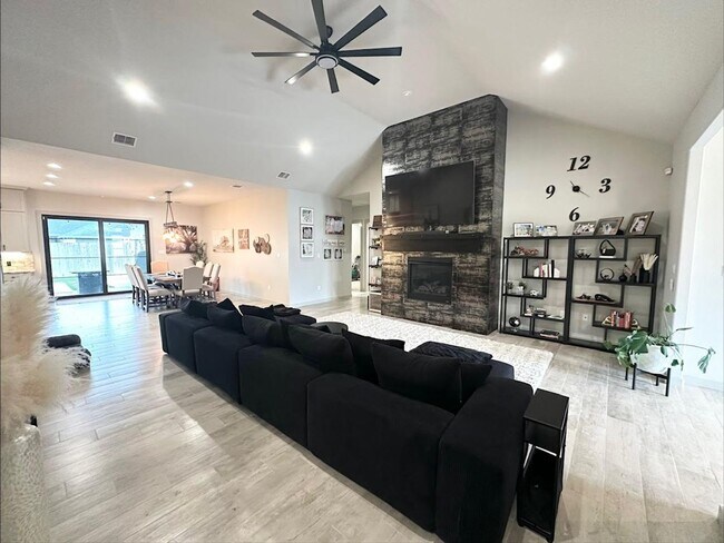 Building Photo - 4 Bedroom 3 Bathroom for Rent