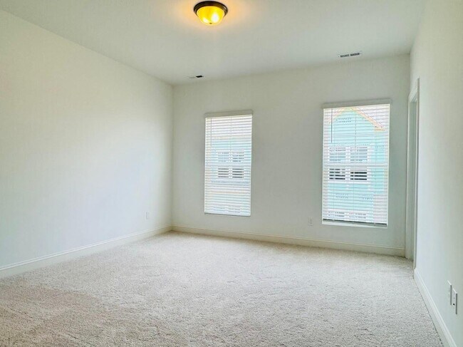 Building Photo - 4 Bedroom Townhome 2 Car garage - Wake Forest