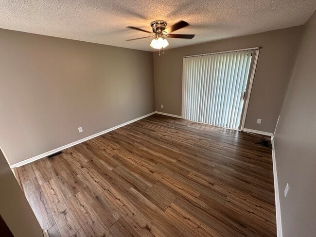 Building Photo - Spacious 3 Bedroom 2 Bath Townhome
