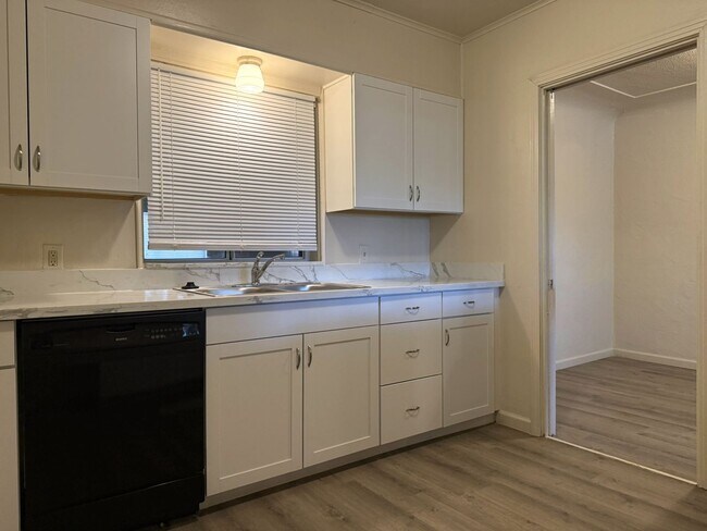 Building Photo - Charming and newly upgraded home. AVAILABL...