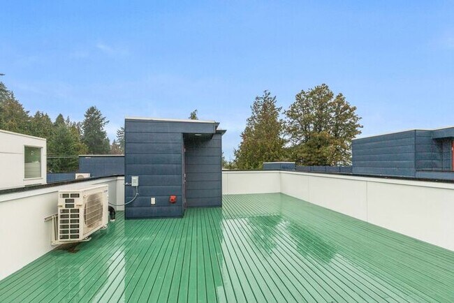 Building Photo - Fresh, Air-Conditioned Standalone Townhome in Coveted Lincoln Park