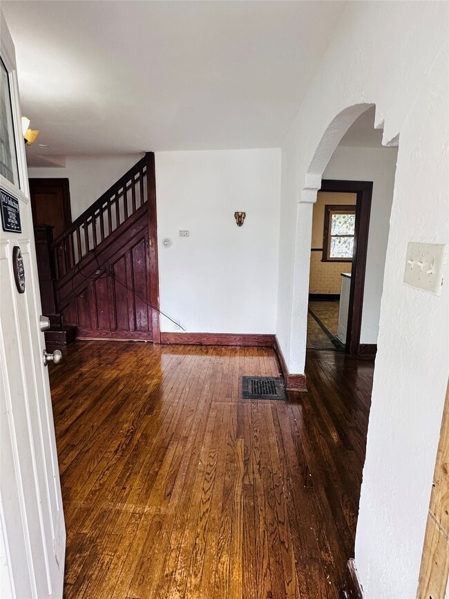 Building Photo - 210 Squires Ave