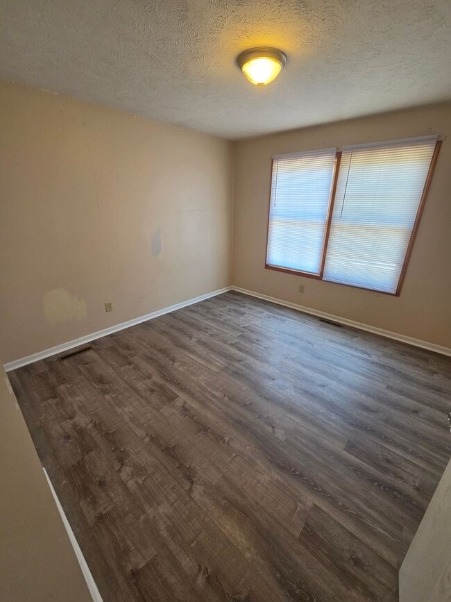 Building Photo - Large 4 Bedroom 3 Bath Single Family