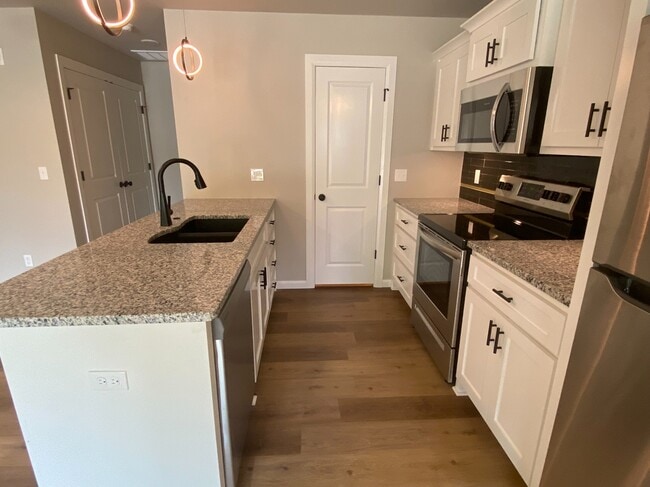 Building Photo - 207 E 3rd St