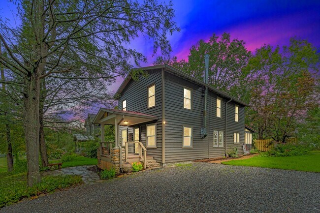 Building Photo - Charming Black Mountain Rental!