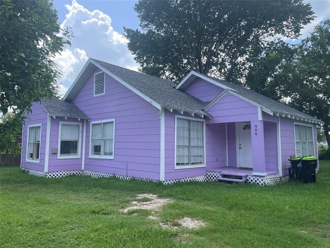 Building Photo - 906 Fields St