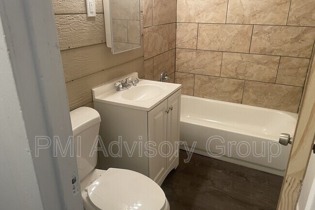 Building Photo - 3336 SE Girard St