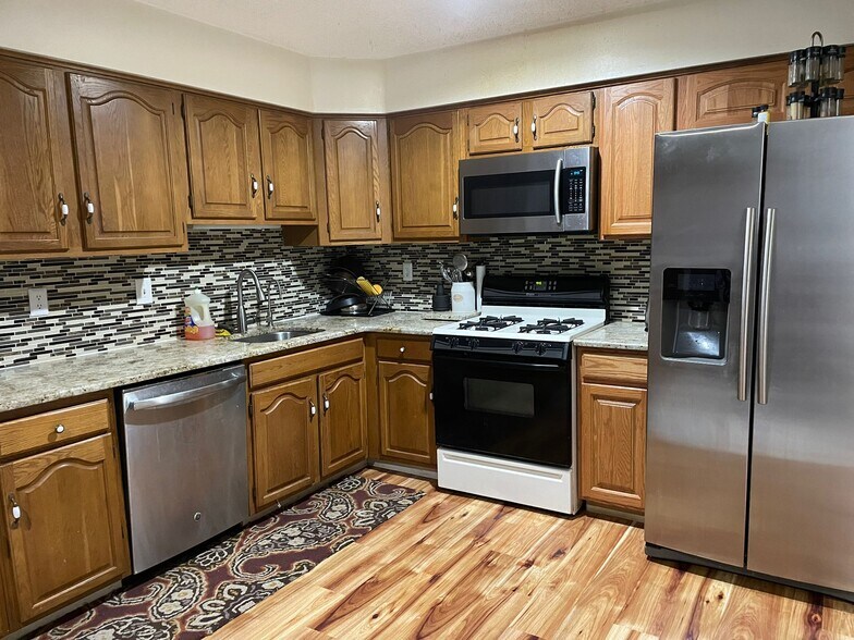 Kitchen - 176 Thoreau Dr