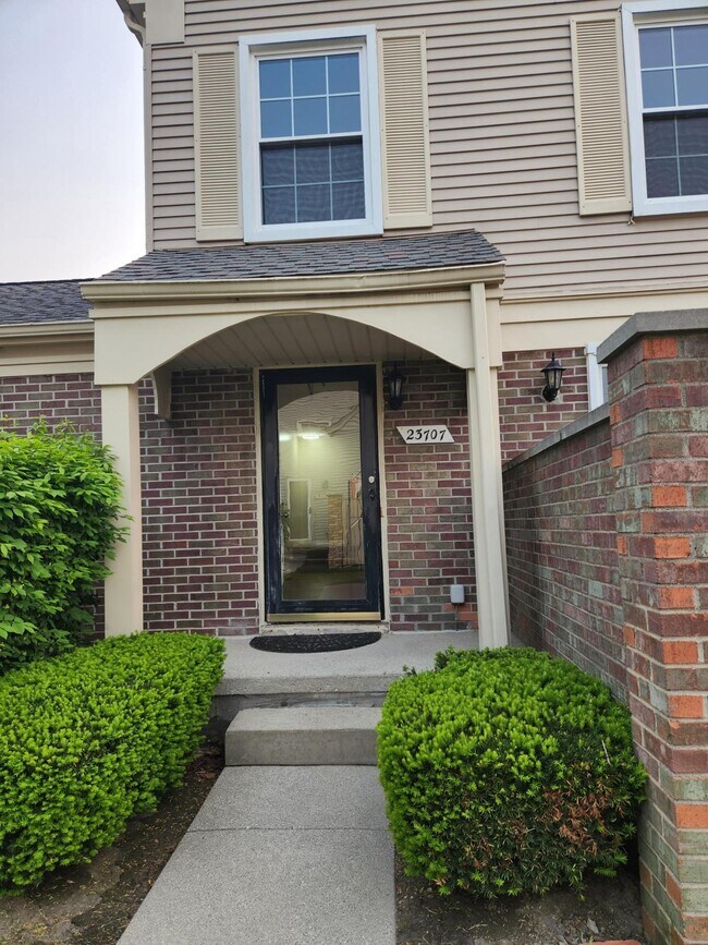 Front Entry - 23707 Stonehenge Blvd