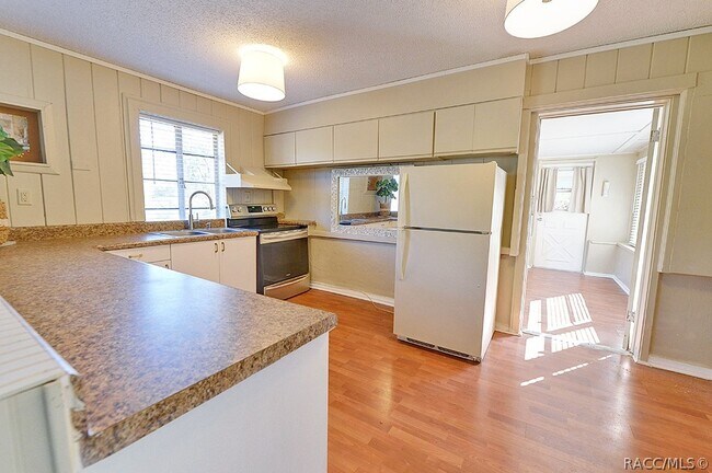 Building Photo - 323 Ella Ave