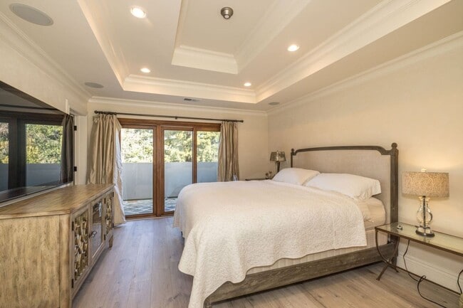 Building Photo - 5 Bed, 4.5 Bath Executive Home w/ Designer...