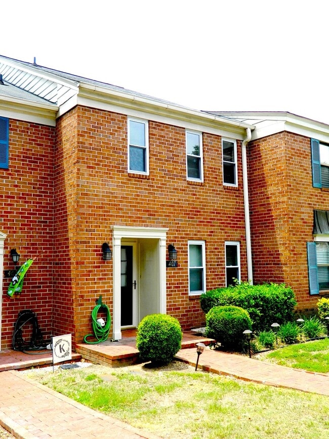 Building Photo - 407 Folkstone Cir