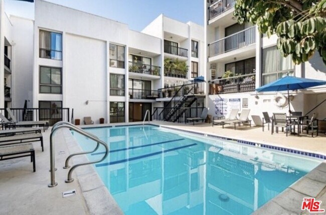 Building Photo - 906 N Doheny Dr