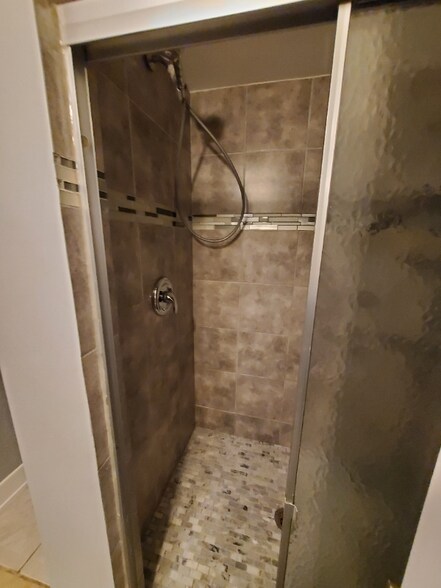 Building Photo - 6440 W Montrose Ave