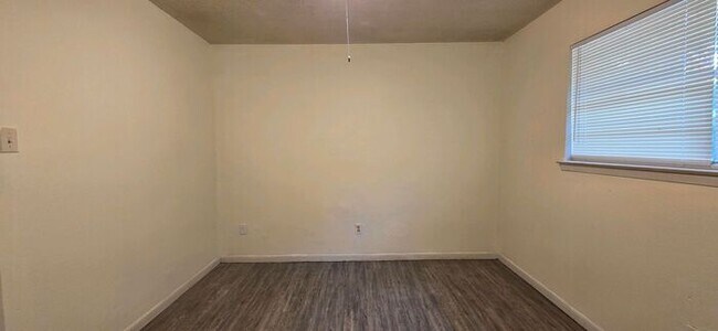 Building Photo - AVAILABLE! 2 Bedroom, 1 Bathroom Duplex in Longview!