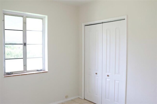 Building Photo - 2640 SW 79th Ave