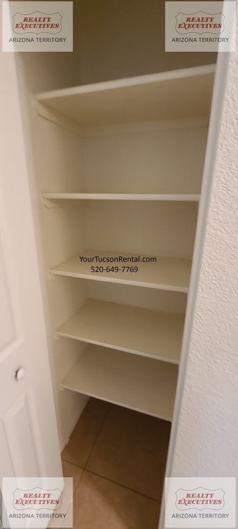 Building Photo - Valencia Rd & Headley Rd 3/2 - July move in special! - All tile floors and updated kitchen