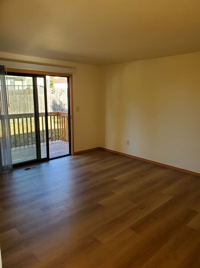 Building Photo - Beautiful 2 Bed 1.5 Bath 2 Story Duplex in...