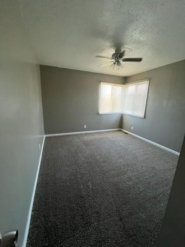 Building Photo - 2 bedroom 1.5 bath triplex