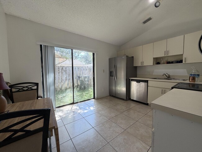 Building Photo - 1104 Goldenrod Rd