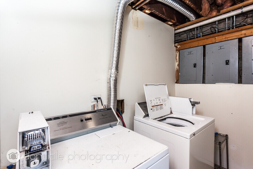 Building Photo - 1057 W Cornelia Ave