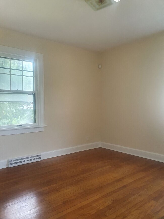 Building Photo - Two Bedroom House in Alton