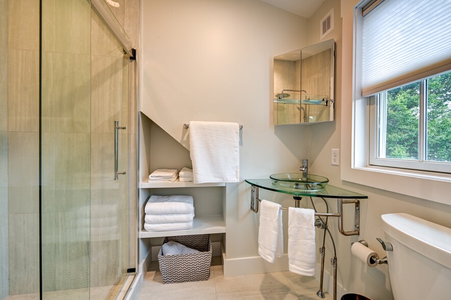 Beautiful bathroom - 5 Key Ct