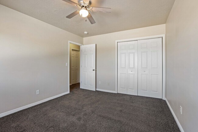 Building Photo - 2 Bed 1 Bath Upper Condo in Rexburg - with Optix internet and washer and dryer included!