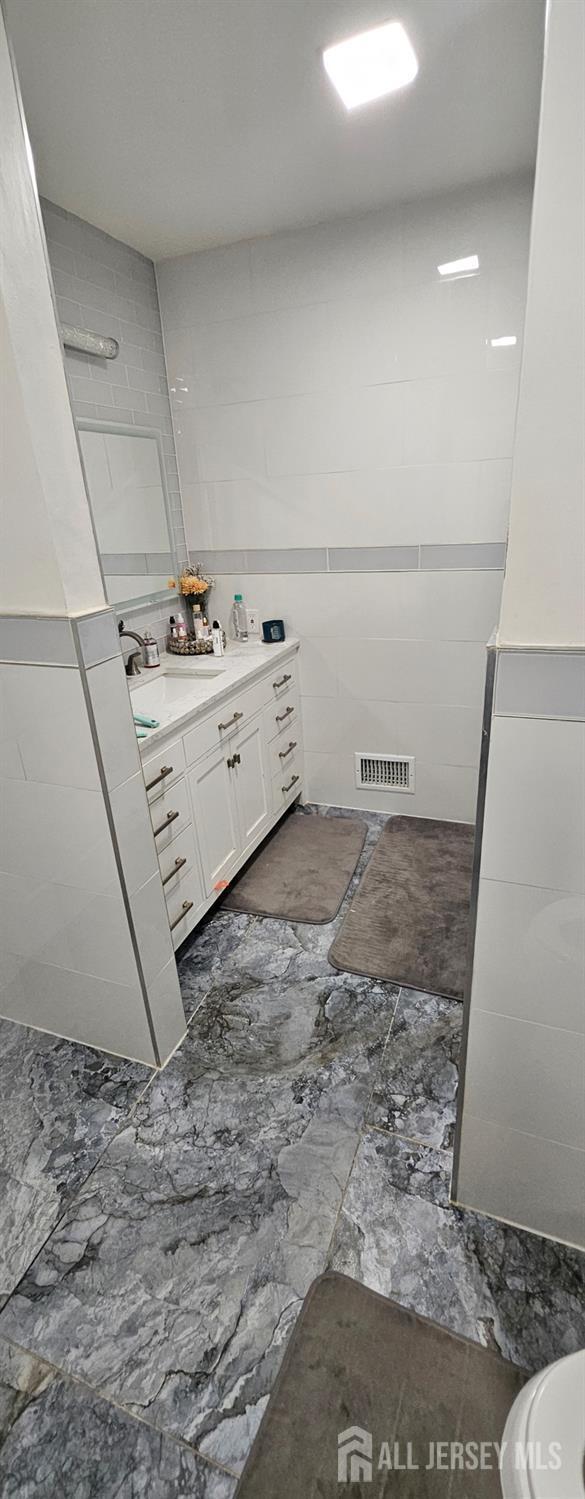 Building Photo - 214 Gambocz Ct