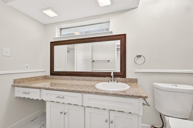 Building Photo - 10602 Longmont Dr