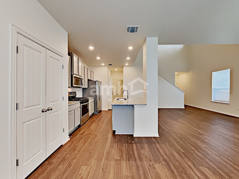 Building Photo - 2706 Lillybrook Ln