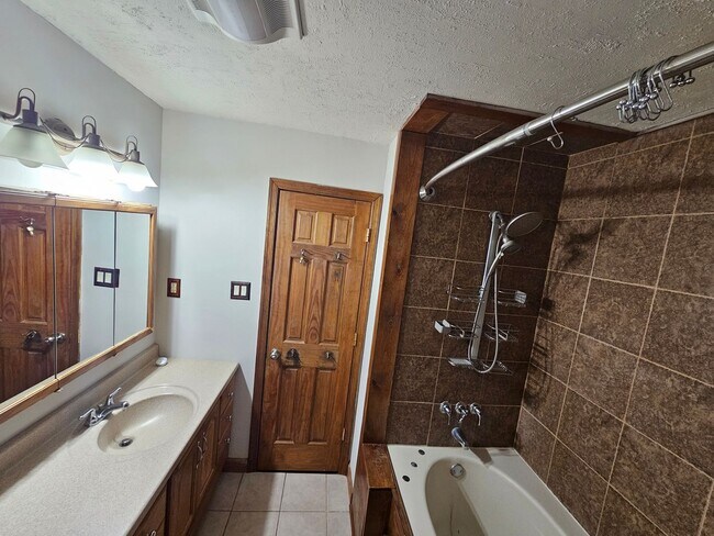 Building Photo - 621 William St